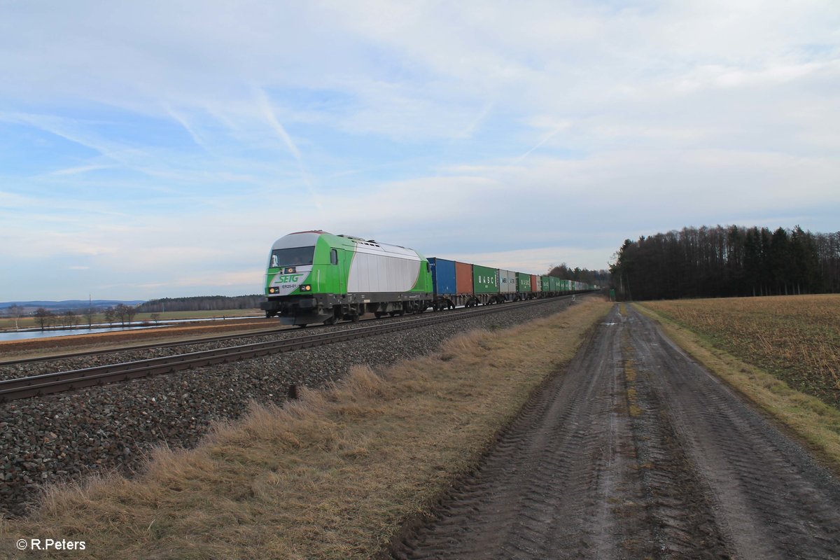 ER20-01 zieht bei Oberteich den Containerzug Wiesau - Hamburg. 23.02.17