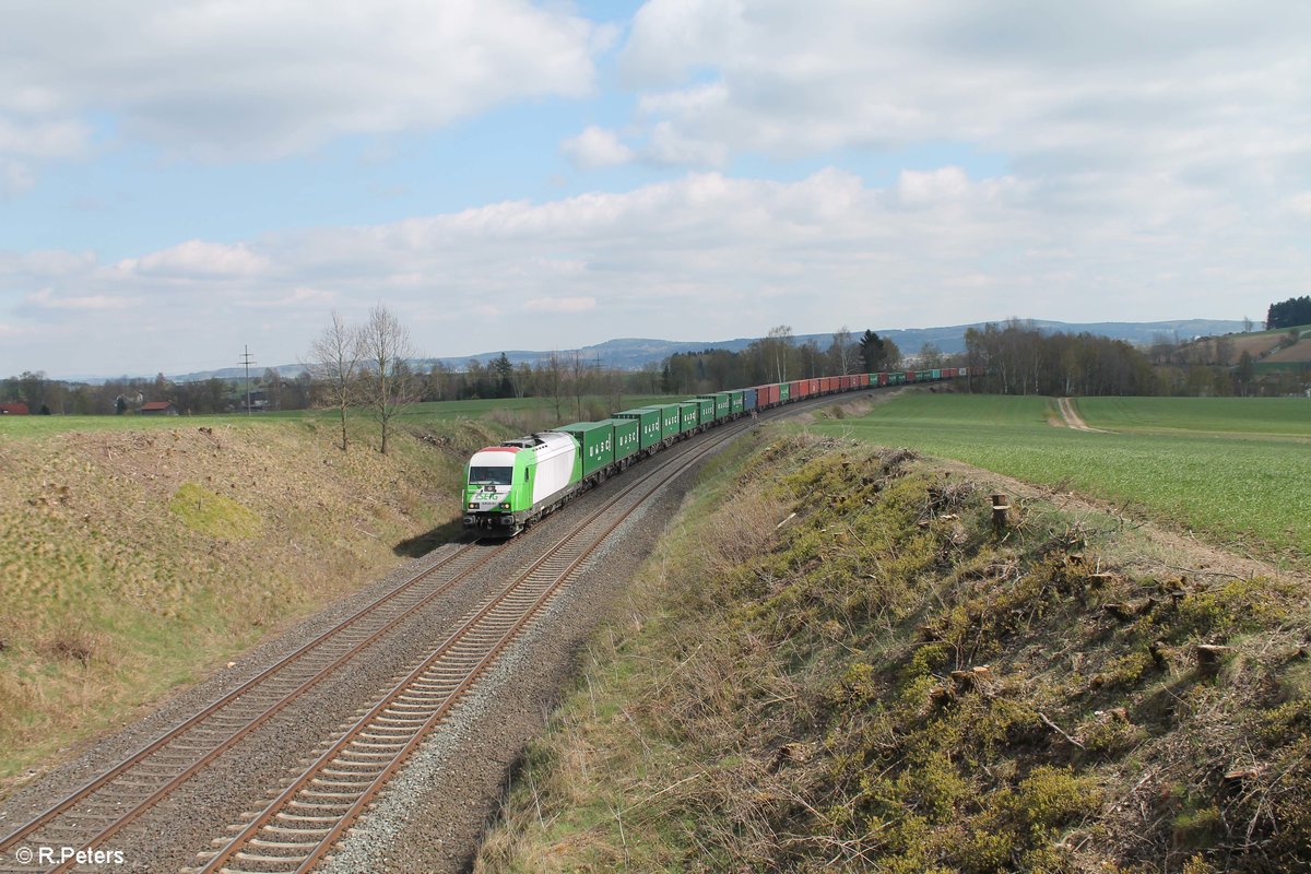 ER20-01 zieht bei Unterthlau den Containerzug Wiesau- Hamburg kurz hinter Marktredwitz gen Hof. 20.04.17