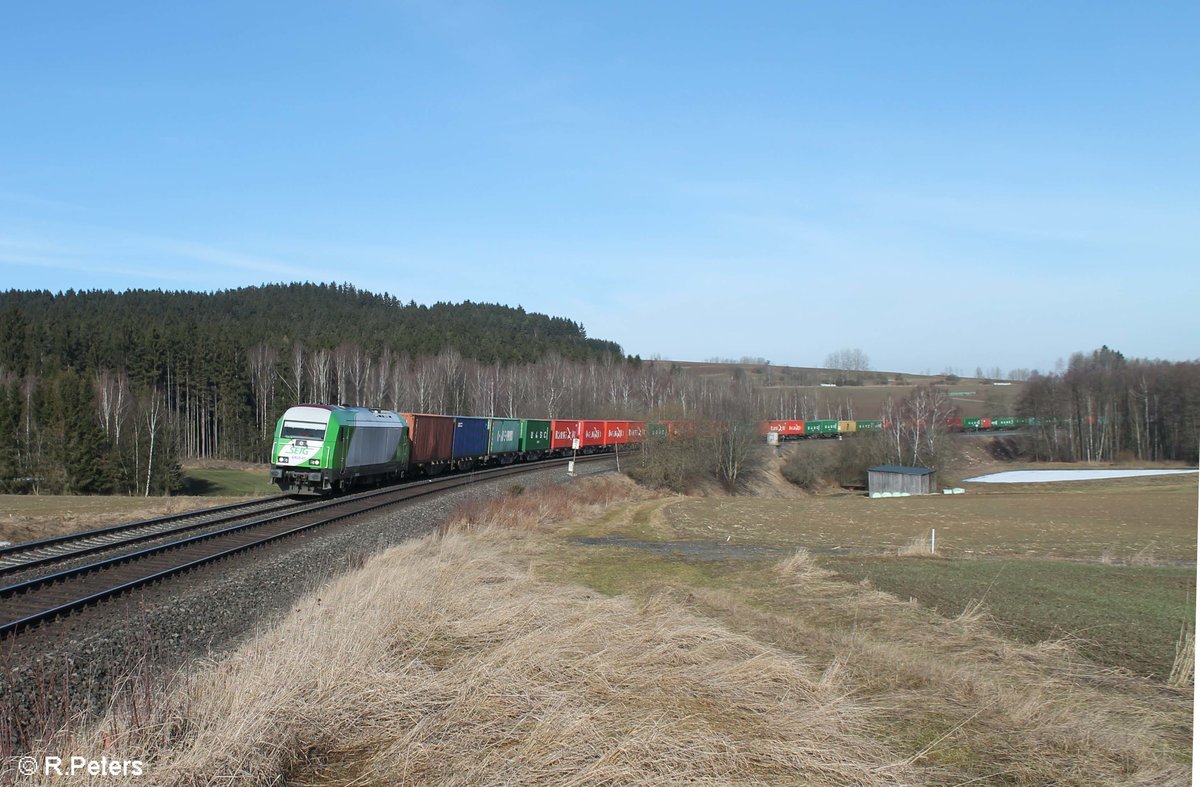 ER20-01 zieht den Containerzug Hamburg - Wiesau bei Lengenfeld. 25.02.17