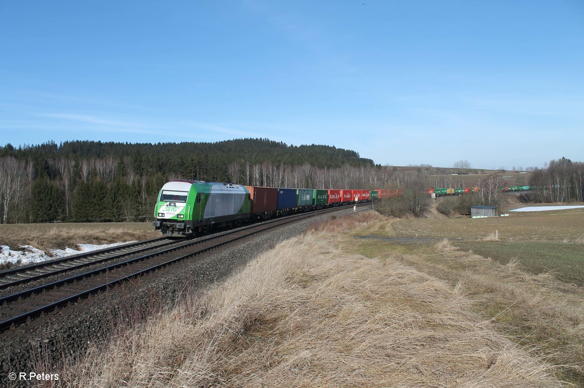 ER20-01 zieht den Containerzug Hamburg - Wiesau bei Lengenfeld. 25.02.17