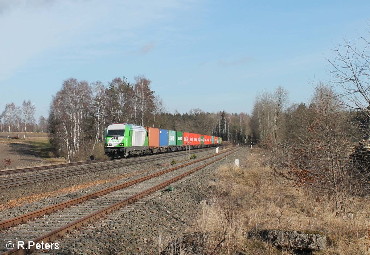 ER20-01 zieht den Hamburg - Wiesau Containerzug bei Schönfeld. 25.02.17