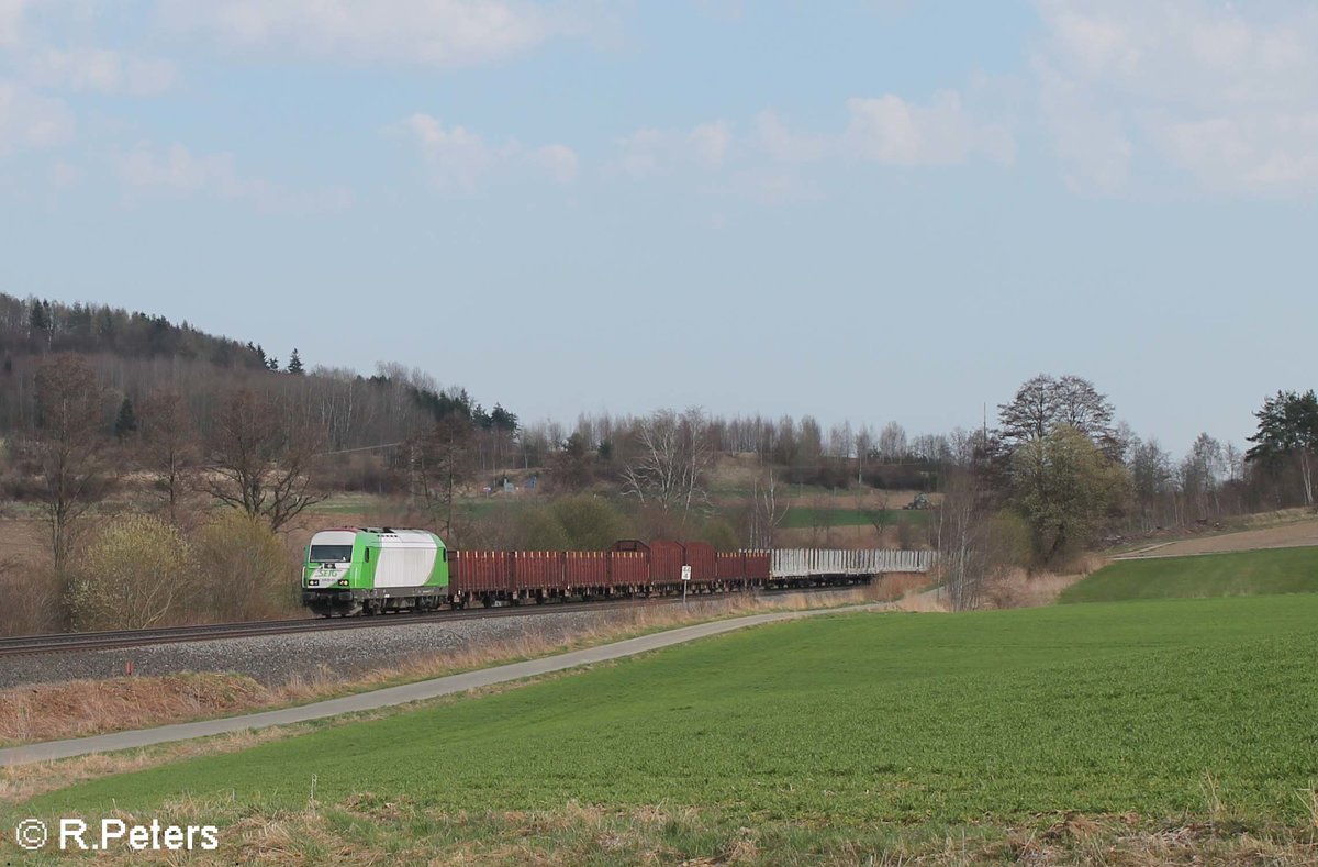 ER20-01 zieht den leeren Holzzug Wiesau - Cheb bei Lengenfeld. 01.04.17