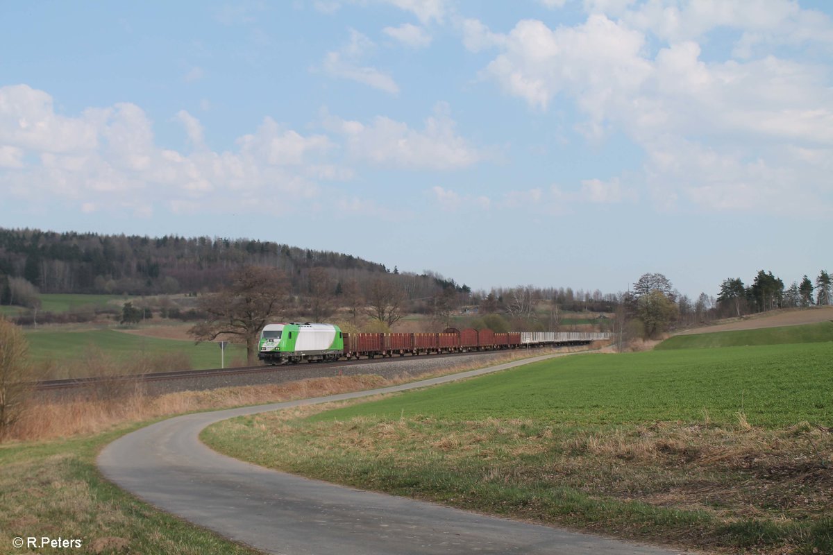 ER20-01 zieht den leeren Holzzug Wiesau - Cheb bei Lengenfeld. 01.04.17