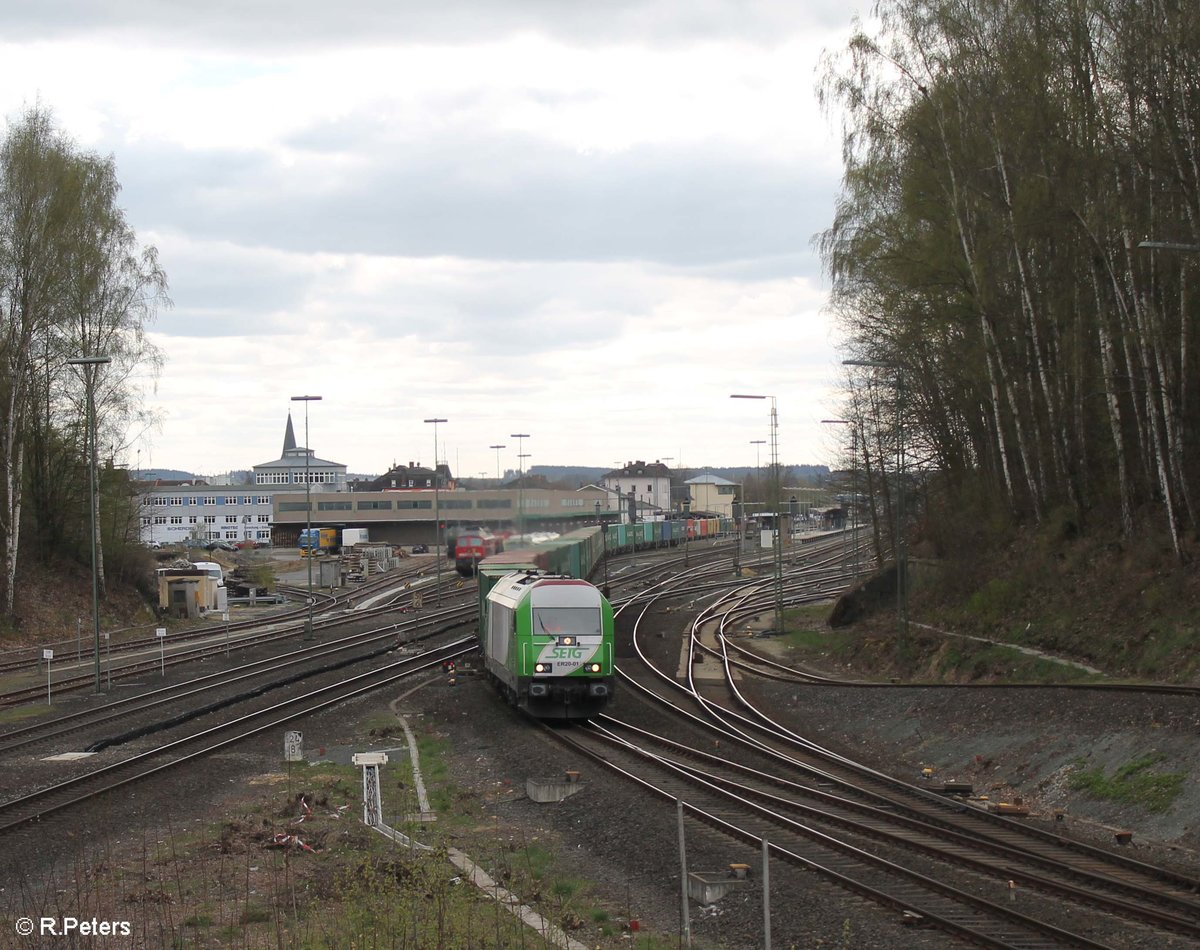 ER20-01 zieht den Wiesau Containerzug nach Hamburg durch Marktredwitz. 11.04.17