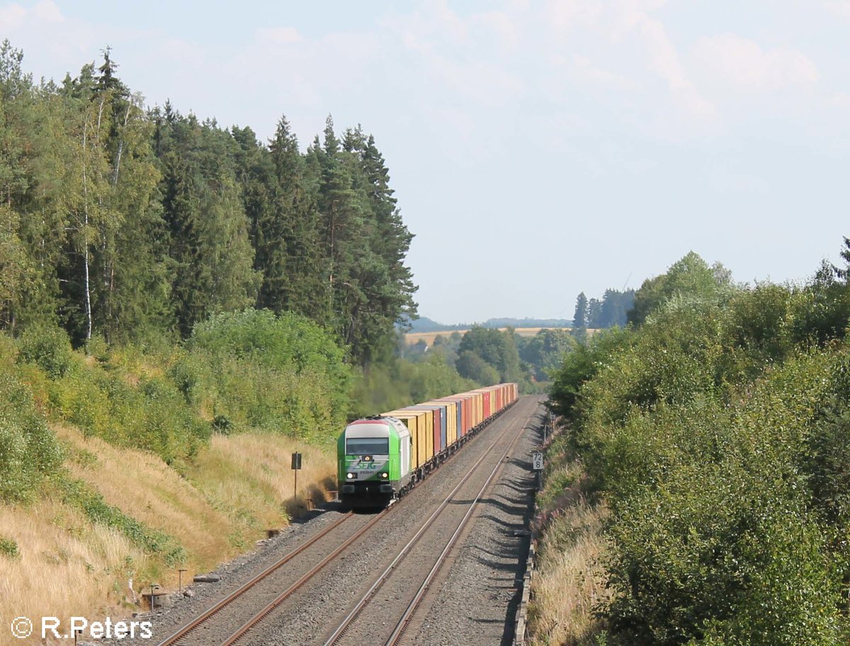 ER20-01 zieht den Wiesau Containerzug nach Hof bei Großwenden. 18.08.18