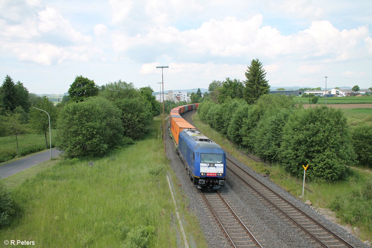 ER20 010 alias 645 010 zieht den SETG Containerzug Hamburg - Wiesau durch Röslau. 16.06.21