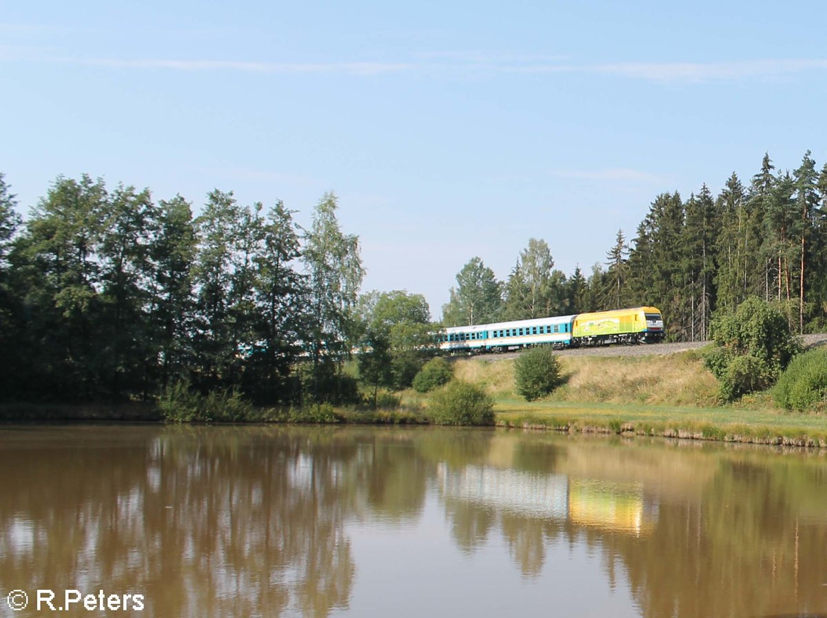 ER20 013 alias BODO zieht mit dem ALX84103 München - Hof an ein der zahlreichen Karpfenteiche in der Oberpfalz in Richtung Ziel. 28.07.18