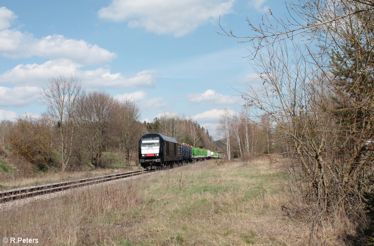 ER20-013 mit dem SETG Cheb - Regensburg Rundholzzug in Seuen. 25.04.21