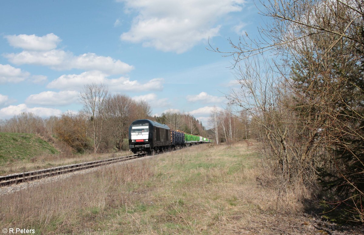 ER20-013 mit dem SETG Cheb - Regensburg Rundholzzug in Seuen. 25.04.21