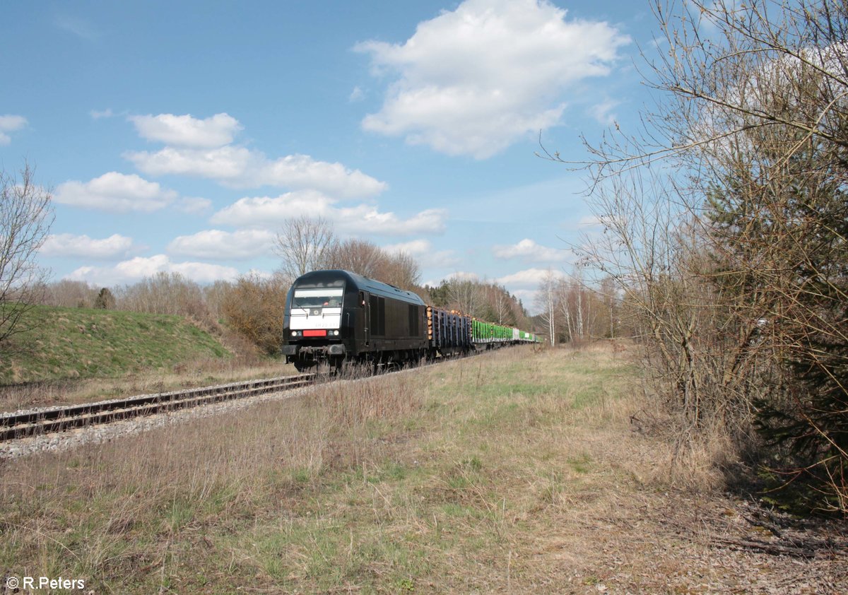 ER20-013 mit dem SETG Cheb - Regensburg Rundholzzug in Seuen. 25.04.21