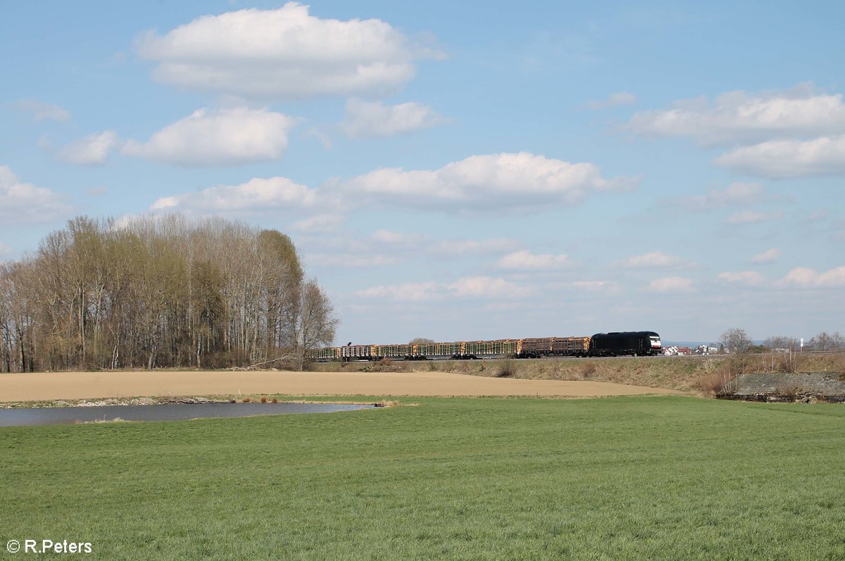 ER20-013 mit dem SETG Cheb - Regensburg Rundholzzug sdlich von Wiesau. 25.04.21