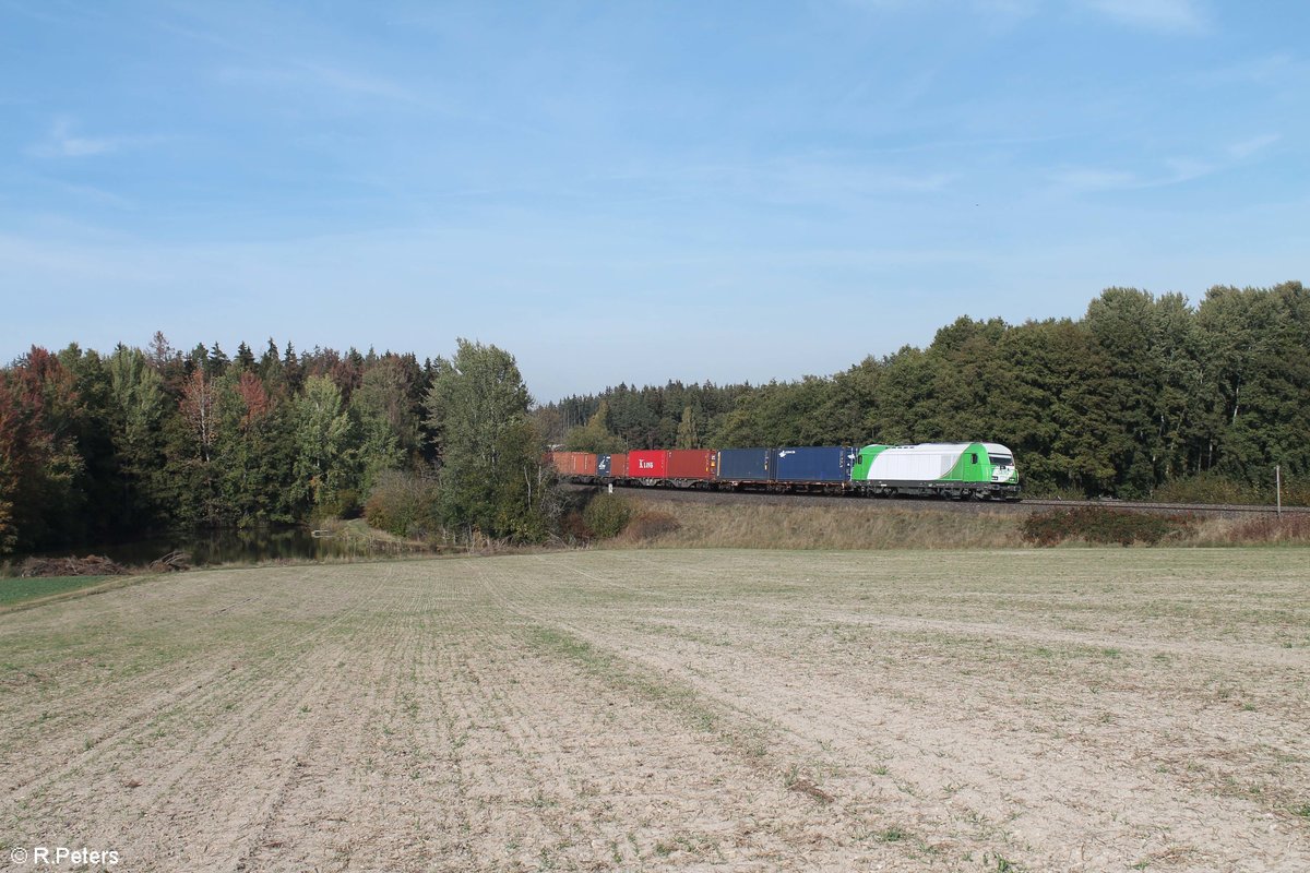 ER20-02 alias 223 101 zieht den Wiesau Containerzug bei Oberteich und erreicht gleich ihr Ziel Wiesau.11.10.18