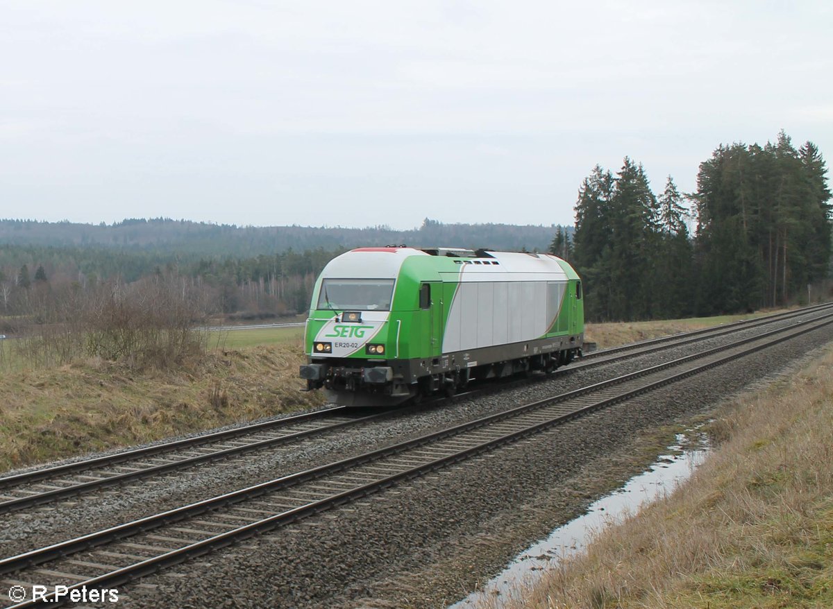 ER20 02 alias 223 102 rollt Lz bei der Einfahrt Pechbrunn um in Cheb ein Holzzug abzuholen. 08.03.20