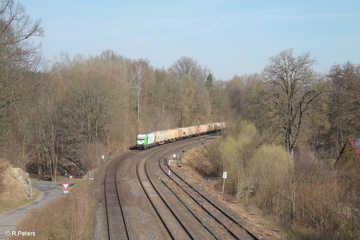 ER20-02 durchfährt Reuth bei Erbendorf mit dem Hackschnitzelzug aus Wiesau - Regensburg. 01.04.17