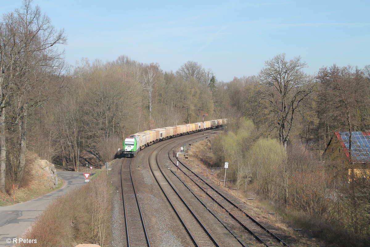 ER20-02 durchfährt Reuth bei Erbendorf mit dem Hackschnitzelzug aus Wiesau - Regensburg. 01.04.17