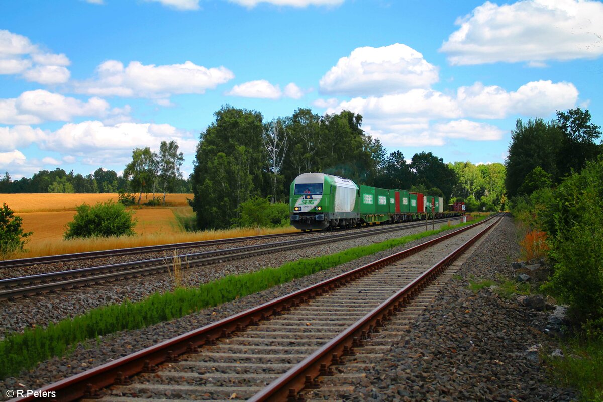 ER20-02 mit den Wiesau Containerzug kurz vorm Ziel, bei Schönfeld. 12.07.22