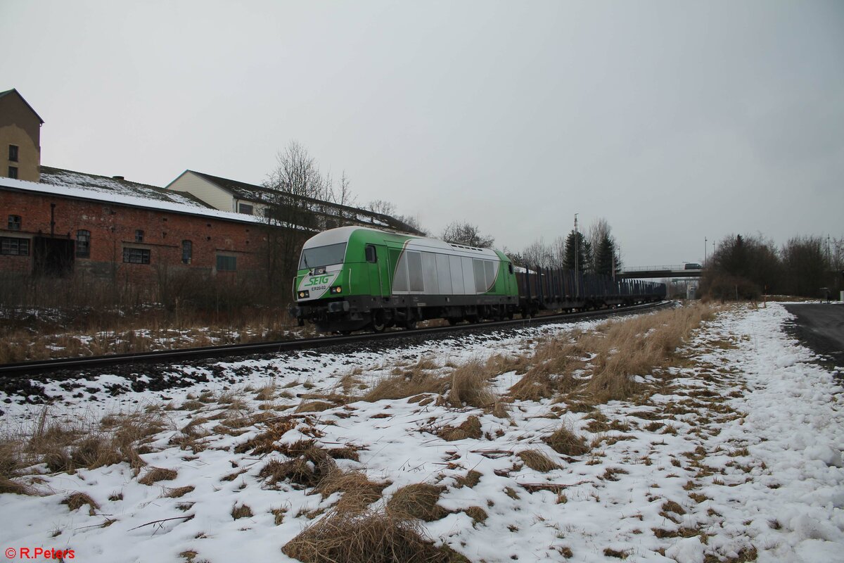 ER20-02 verlässt Wiesau mit einem Leeren Holztransportzug nach Nürnberg. 17.01.21