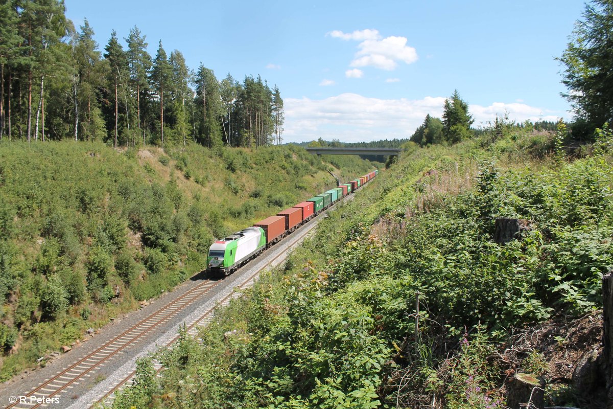 ER20-02 zieht den Wiesau Containerzug durch Röslau nach Hof. 05.08.17