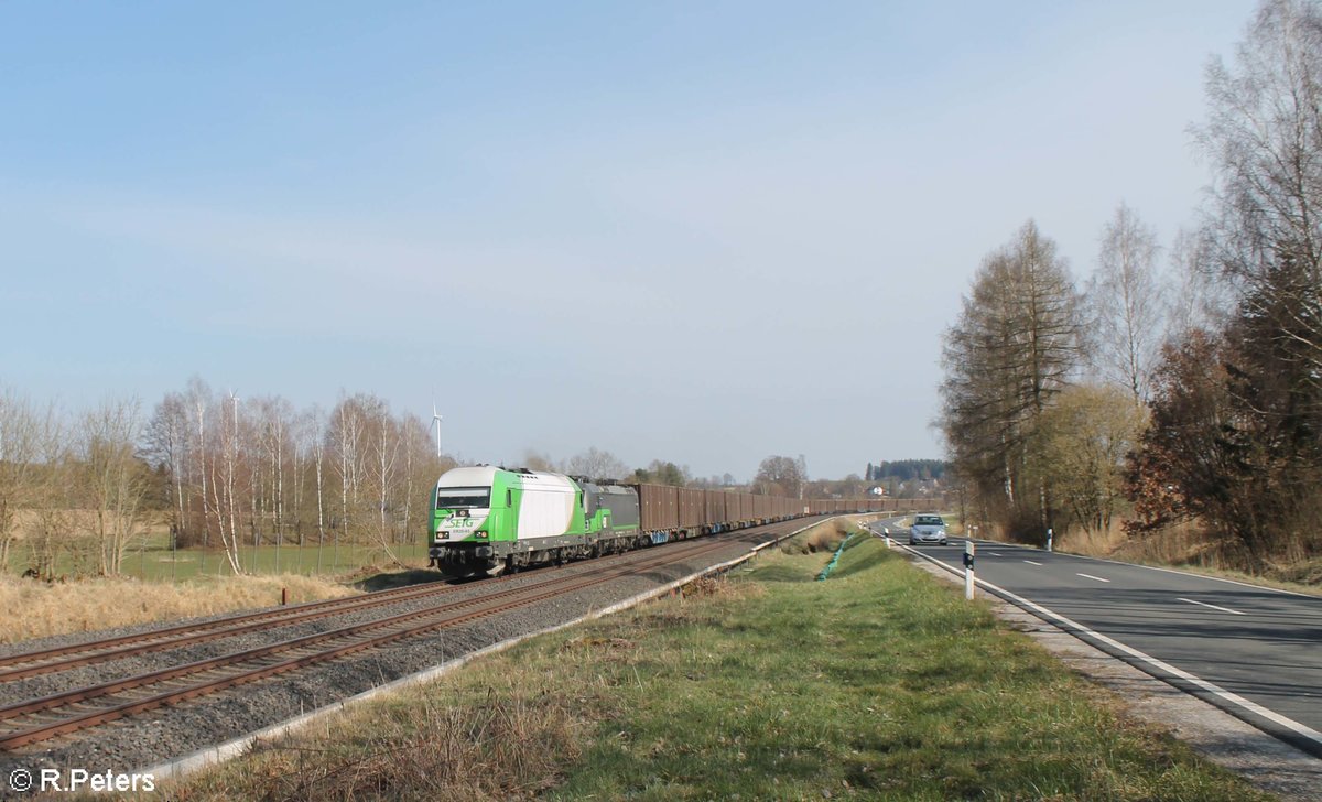 ER20-03 und 193 209 mit dem Hackschnitzelzug aus Wiesau bei Großwendern in Richtung Hof. 24.04.21