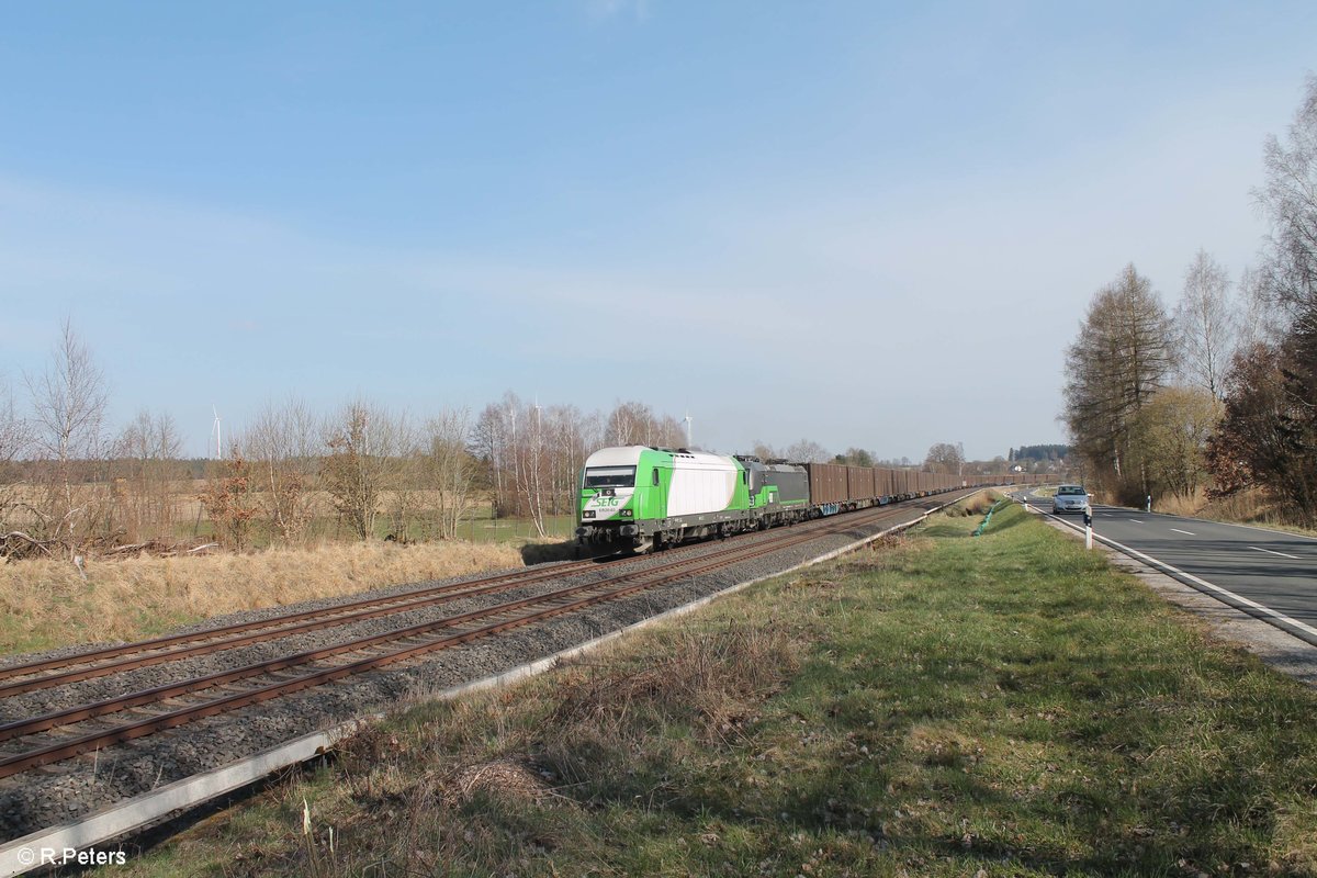 ER20-03 und 193 209 mit dem Hackschnitzelzug aus Wiesau bei Großwendern in Richtung Hof. 24.04.21