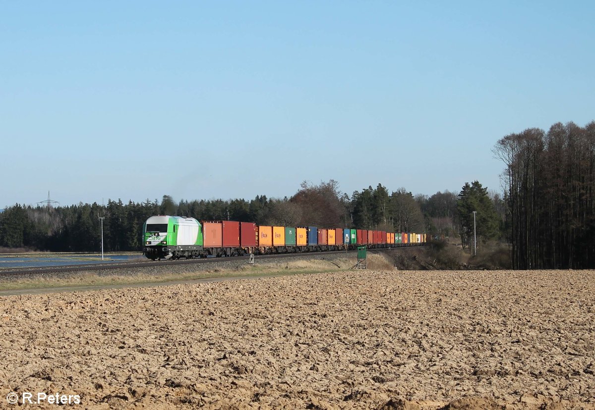 ER20 03 alias 223 103 zieht bei Oberteich den lange Leine Bunter Schachteln aus Wiesau nach Hof. 07.04.18