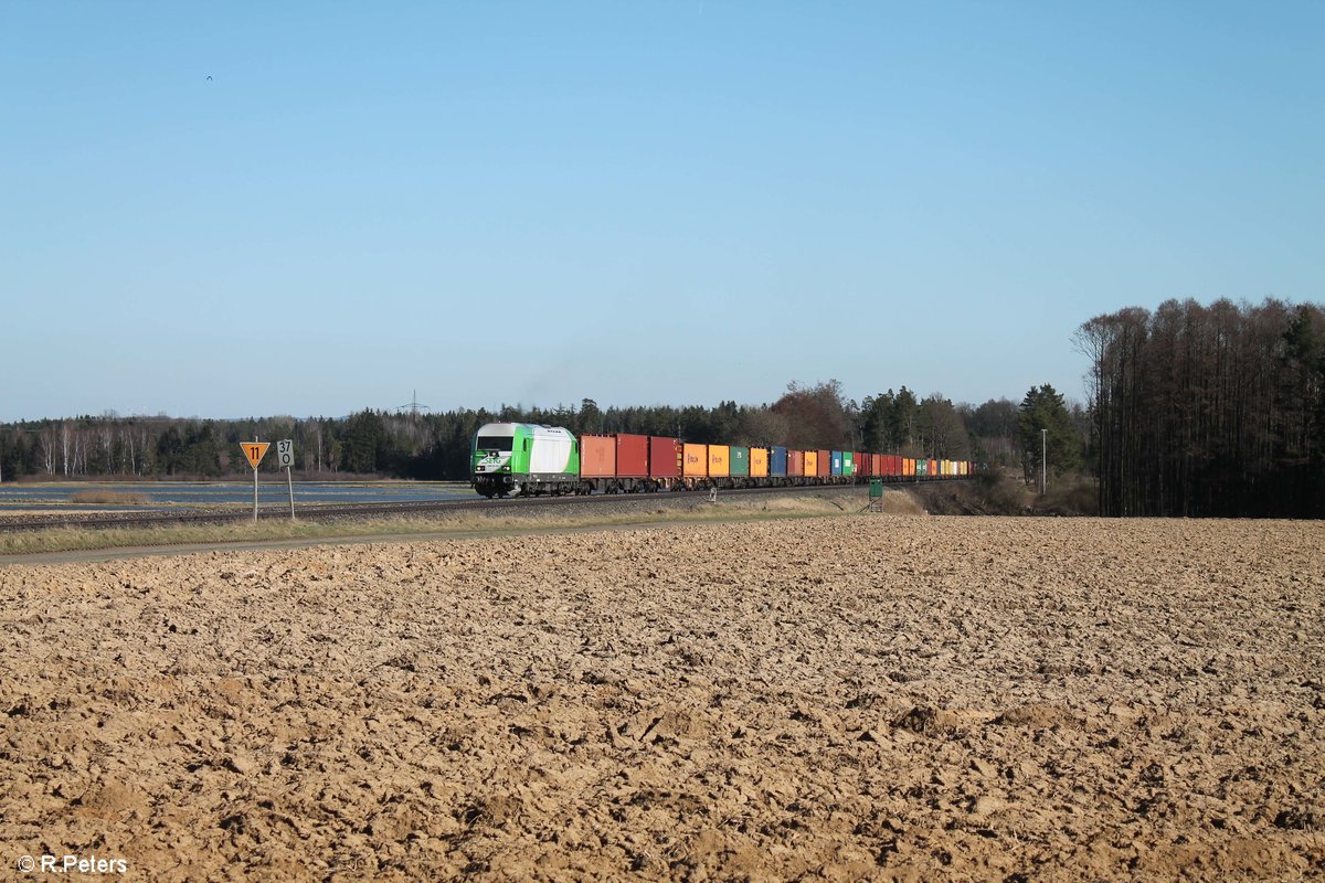 ER20 03 alias 223 103 zieht bei Oberteich den lange Leine Bunter Schachteln aus Wiesau nach Hof. 07.04.18