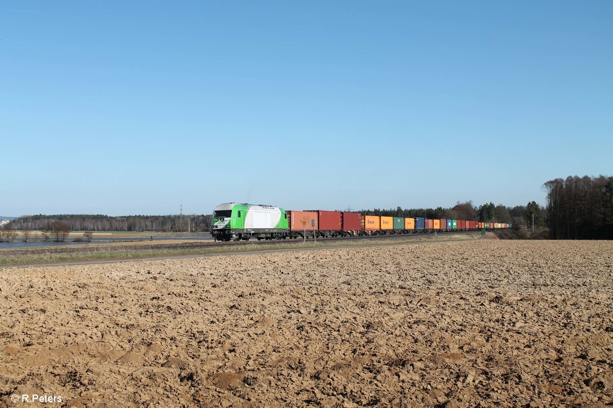 ER20 03 alias 223 103 zieht bei Oberteich den lange Leine Bunter Schachteln aus Wiesau nach Hof. 07.04.18