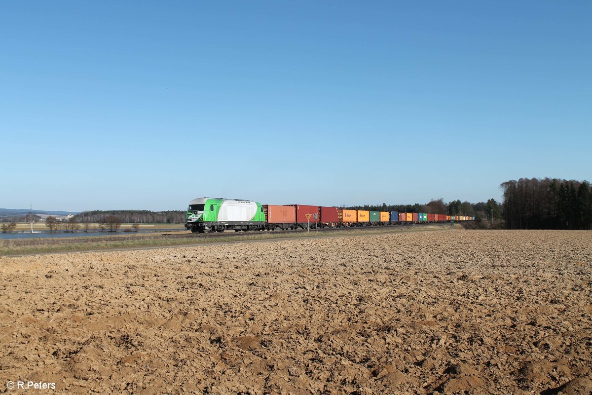 ER20 03 alias 223 103 zieht bei Oberteich den lange Leine Bunter Schachteln aus Wiesau nach Hof. 07.04.18