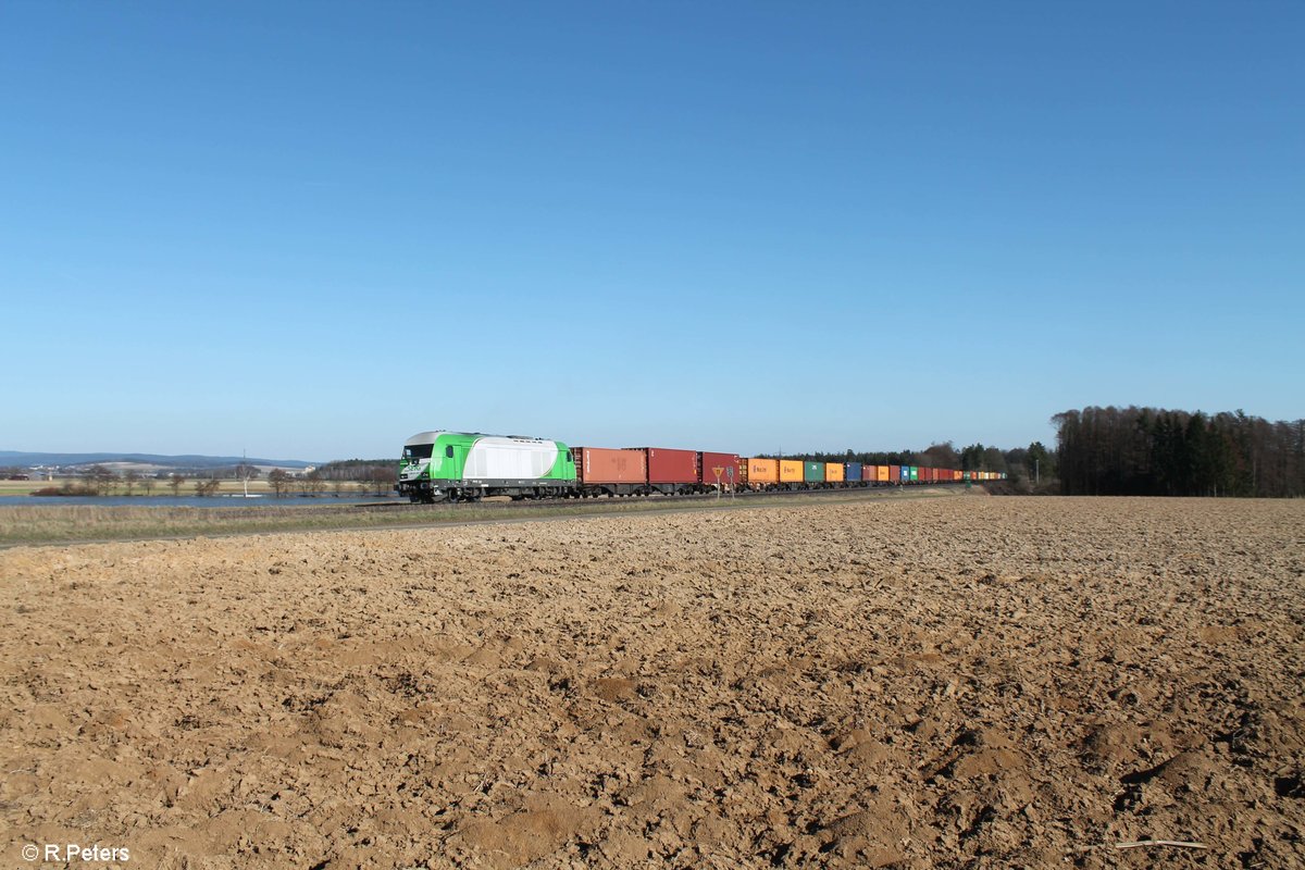 ER20 03 alias 223 103 zieht bei Oberteich den lange Leine Bunter Schachteln aus Wiesau nach Hof. 07.04.18