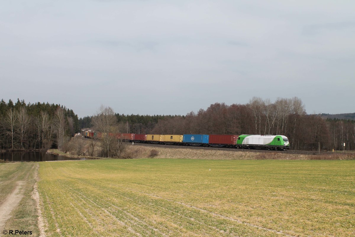 ER20 03 alias 223 103 zieht den Wiesau Containerzug bei Oberteich und erreicht gleich sein Ziel, Wiesau. 09.04.18