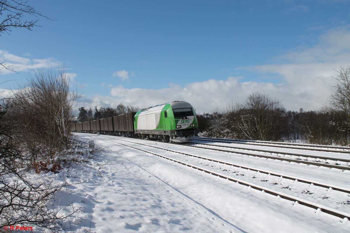 ER20-03 alias 223 103 zieht den Hackschnitzelzug von Wiesau nach Hof, hier kurz nach der Abfahrt in NWU. 28.02.20