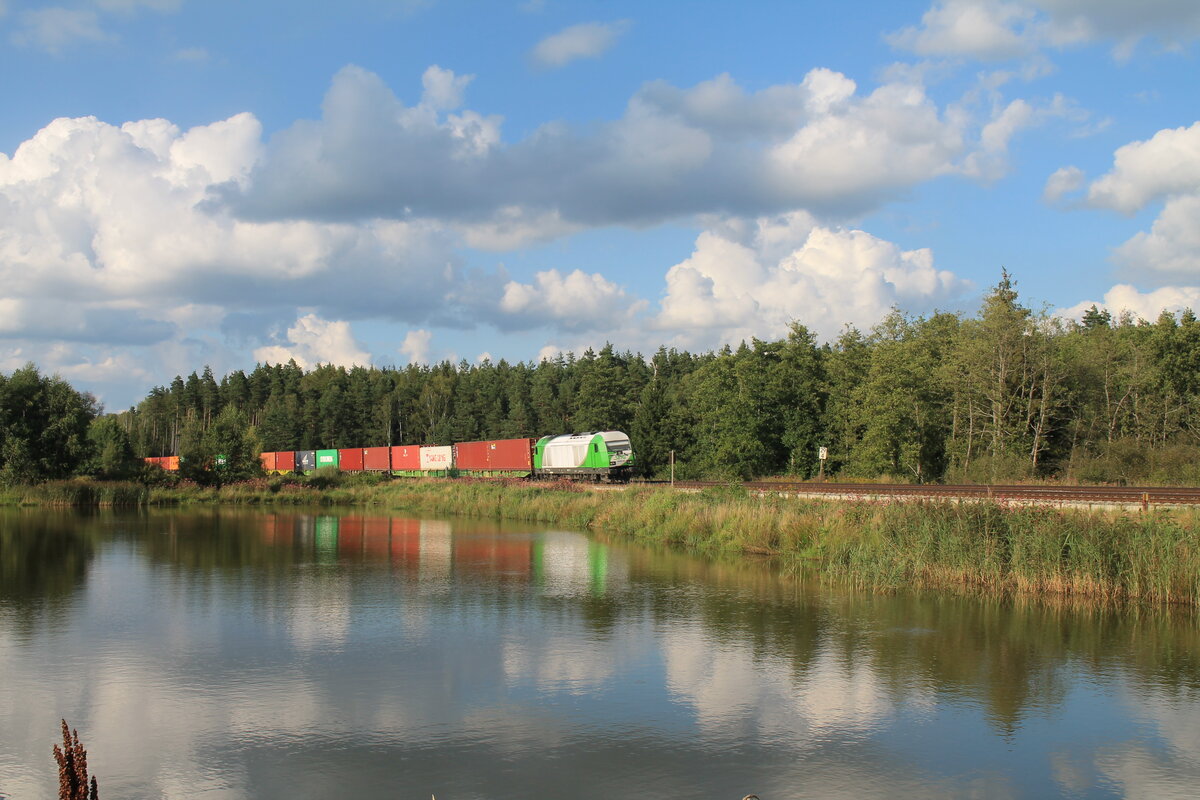 ER20-03 mit dem Hofer Containerzug an den Waldteichen südlich von Wiesau. 20.08.21