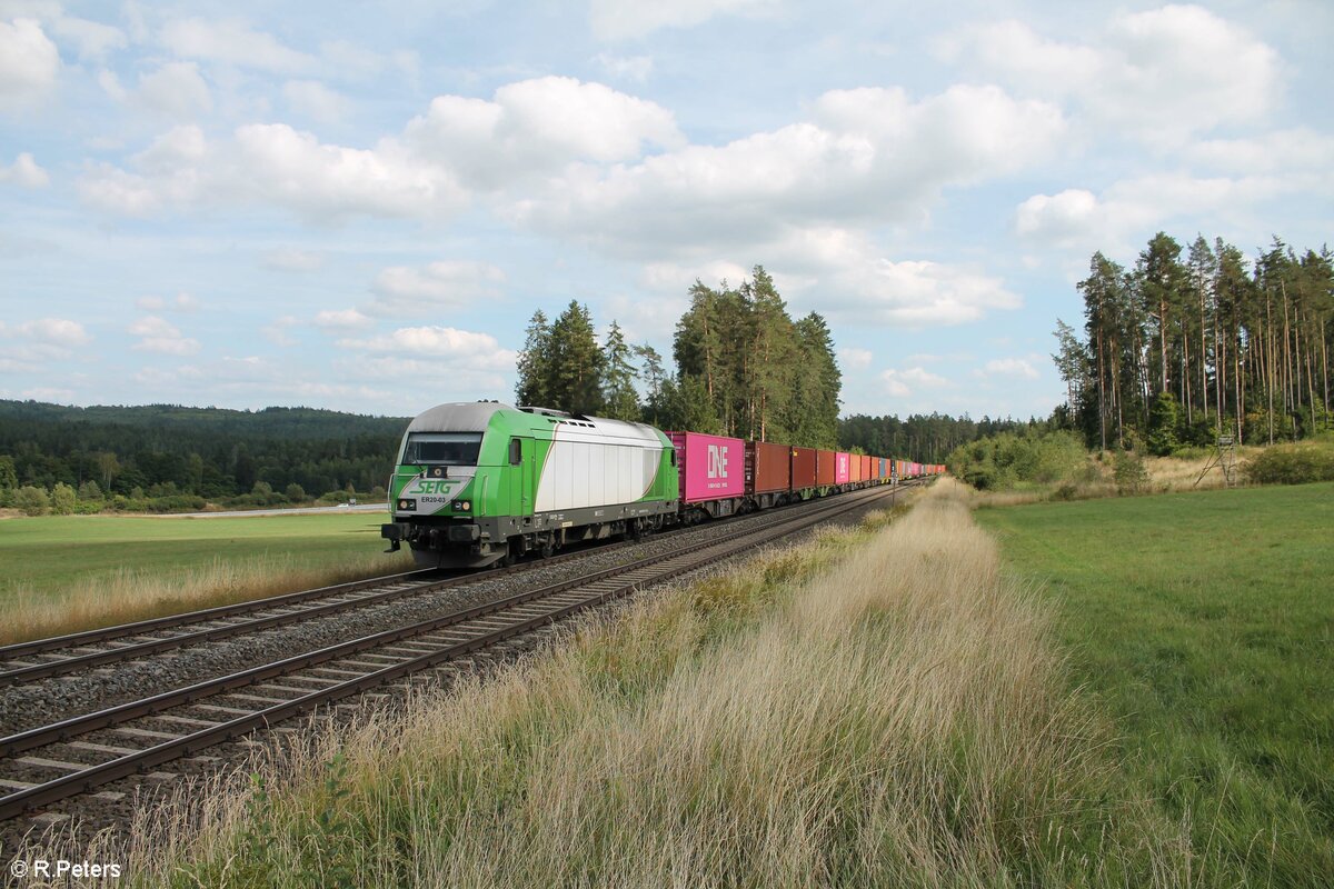 ER20 03 mit dem Wiesau Containerzug in Richtung Hof bei der Einfahrt von Pechbrunn. 29.08.22