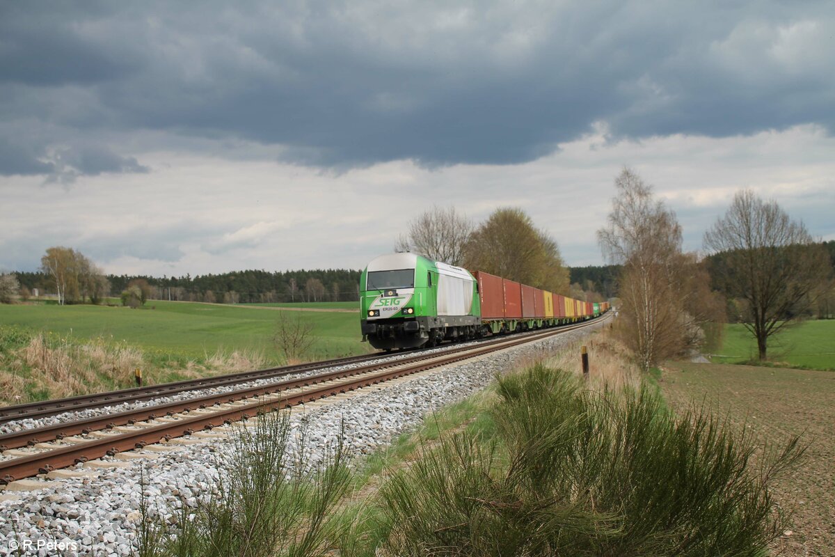 ER20-03 mit dem Wiesau Containerzug umgeleitet über Regensburg , bei Naabdemenreuth. 27.04.22