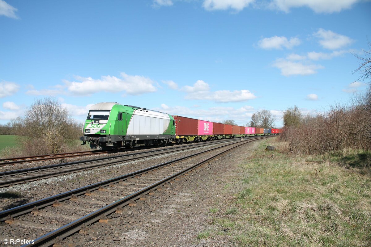 ER20 03 mit dem Wiesauer Containerzug aus Hamburg bei der Einfahrt in Wiesau/oberpfalz. 03.04.23