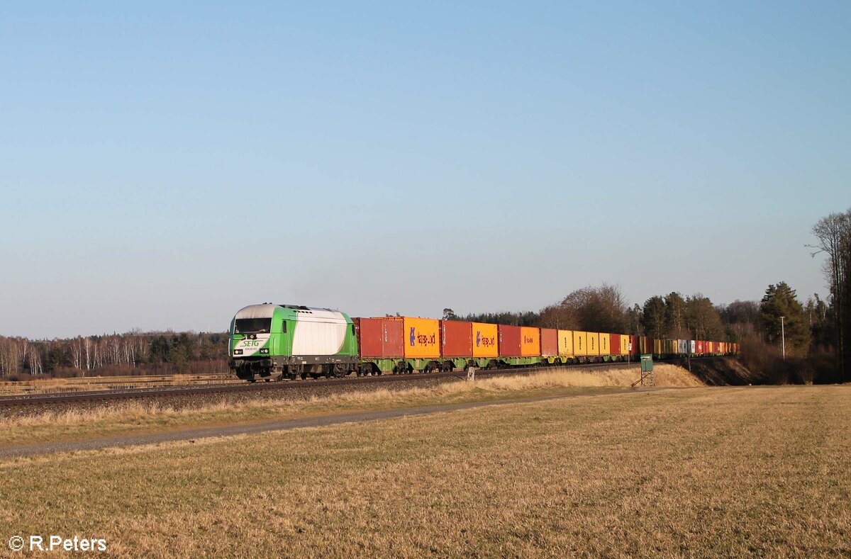 ER20 03 zieht bei Oberteich mit dem Containerzug nach Hamburg. 23.03.22