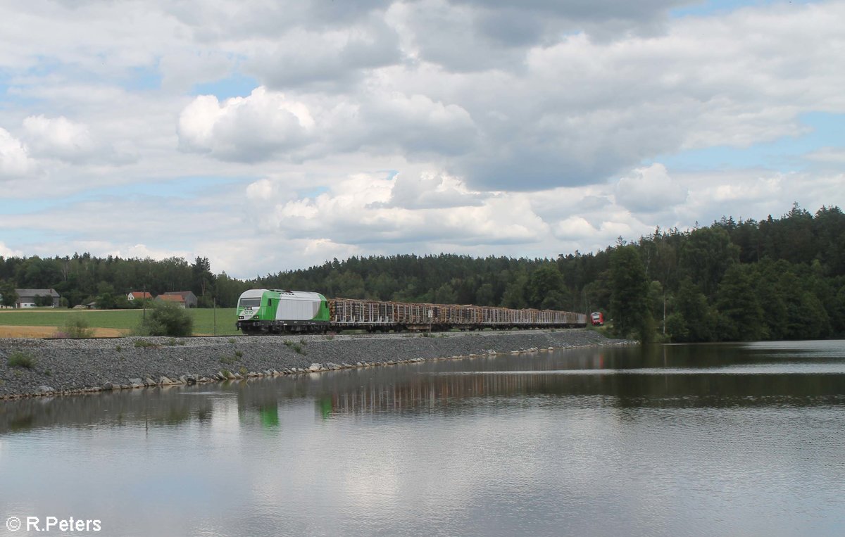 ER20-03 zieht mit dem Cheb - Regensburg Holzzug am Rechenweiher gen Süden. 12.07.20