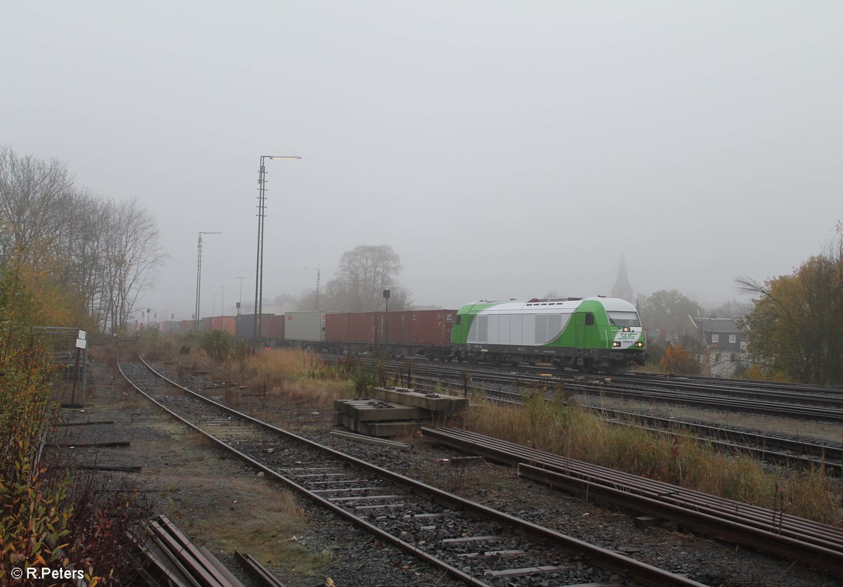 ER20-03 zieht den Wiesau-Containerzug von Hof nach Wiesau durch das vernebelte Marktredwitz.26.10.17