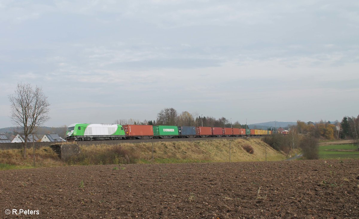 ER20-03 zieht den Wiesau Containerzug von Wiesau nach Hof durch Pechbrunn. 04.11.17