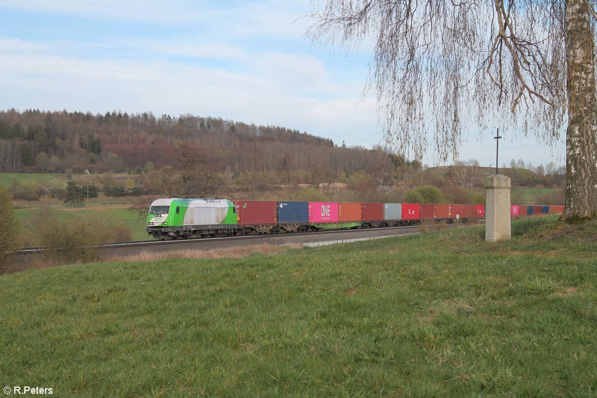 ER20-03 zieht den Wiesau Containerzug von Wiesau nach Hof bei Lengenfeld. 15.04.20