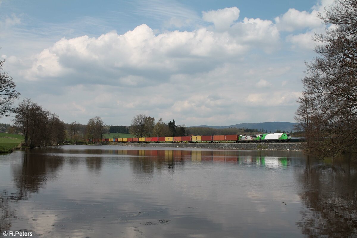 ER20 04 und 193 219  Stille Nacht  mit dem Wiesau Containerzug am Rechenweiher in Richtung Norden. 30.04.22