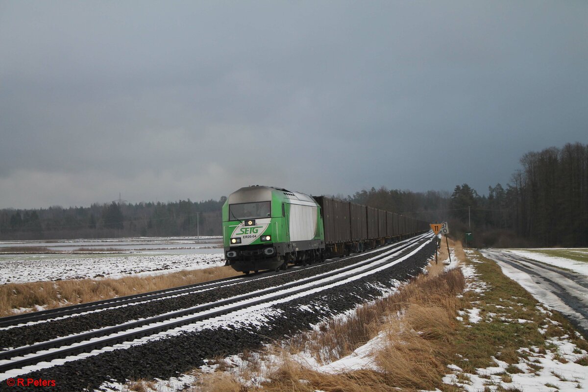 ER20-04 zieht bei Oberteich den Hackschnitzelzug in Richtung Hof. 17.01.21