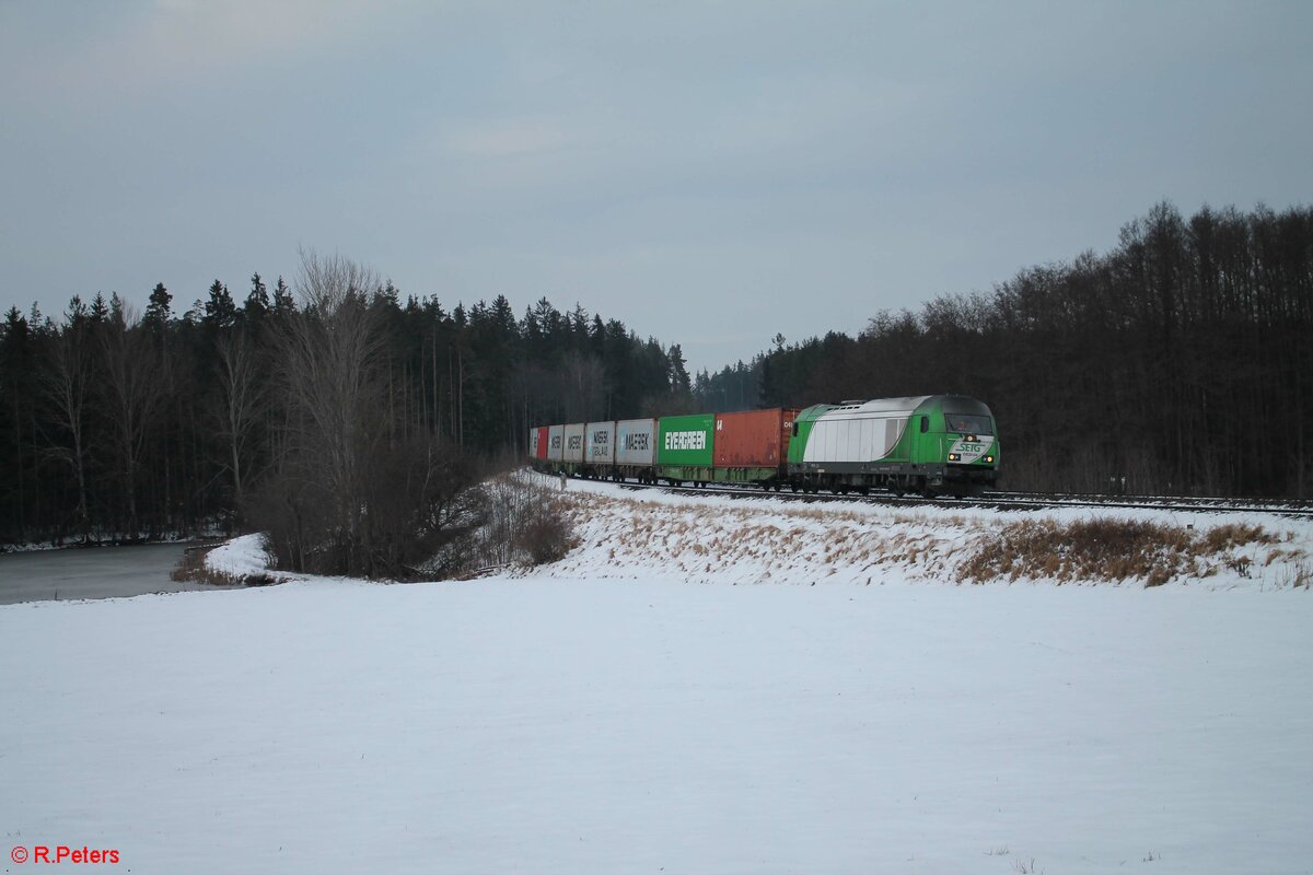 ER20-04 zieht bei Oberteich den Wiesau Containerzug. 14.01.22