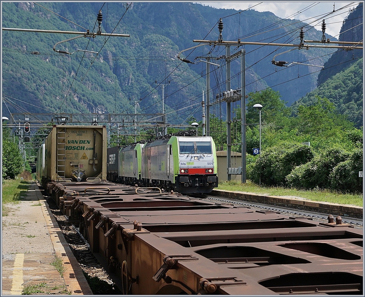 Erfreulich viel Verkehr auf der Simplonstrecke: Während der eine lange Güterzug bei Varzo auf die Fahrt nach Süden wartet, kommt aus der Gegenrichtung ein Güterzug mit zwie BLS Re 486 entgegen, der dann am Schluss des Zuges noch mit einer Re 4/4 Schieblok aufwartet, die ich jedoch durch den Überraschungsmoment in Starre versetzt nicht fotografieren konnte...
22. Juli 2017