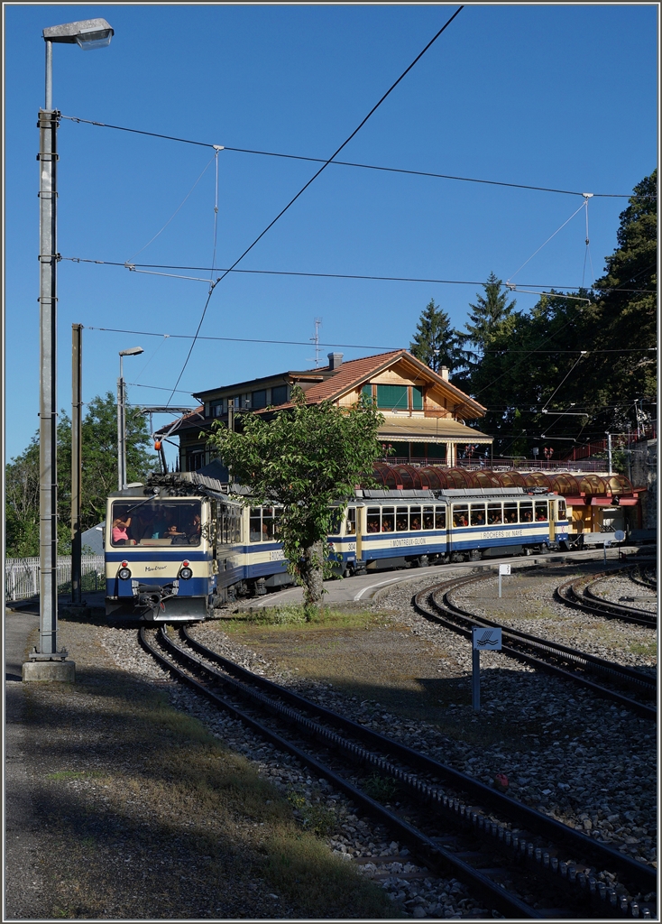 Erfreulicherweise wurden die beiden  Werbelosen  Bhe 4/8 301 und 304 gemeinsam eingesetzt, so dass ein homogenes Bild der relativ langen Züge entstand.
Glion, den 3. Juli 2016