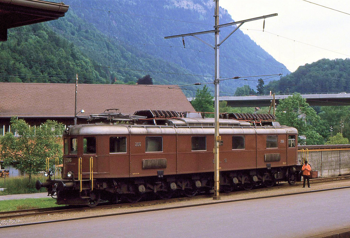 Erinnerung an die eindrucksvollen BLS Ae6/8: 206 in Interlaken Ost, 12.Juni 1985 