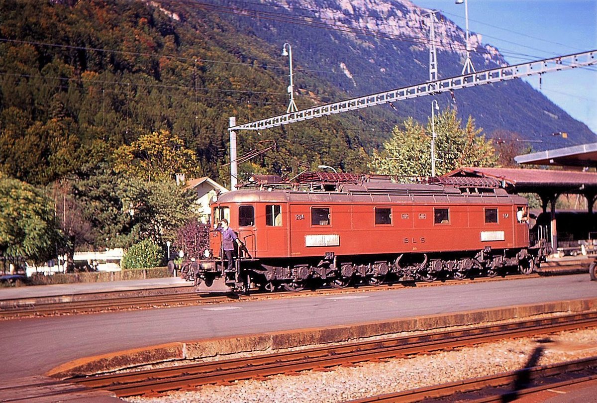 Erinnerung an die eindrucksvollen BLS Ae6/8: 204 beim Rangieren (und mit geblendetem Rangierarbeiter) in Interlaken Ost. 5.Oktober 1970 