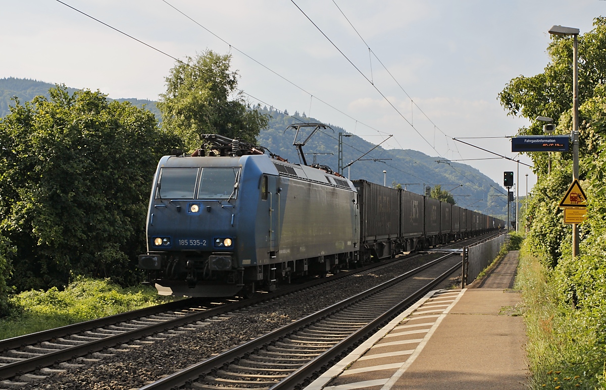 Erinnerungen an die 2018 aufgelöste Crossrail: Am 22.08.2015 durchfährt die von Alphatrains angemietete 185 535-2 den Bahnhof Namedy an der linken Rheinstrecke in Richtung Süden