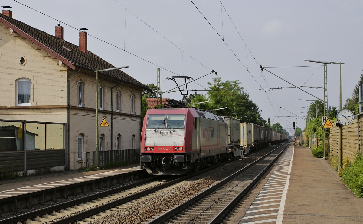 Erinnerungen an die 2018 aufgelöste Crossrail: Die von BTMU angemietete 185 594-9 ist am 09.08.2015 in Bad Krozingen in Richtung Norden unterwegs