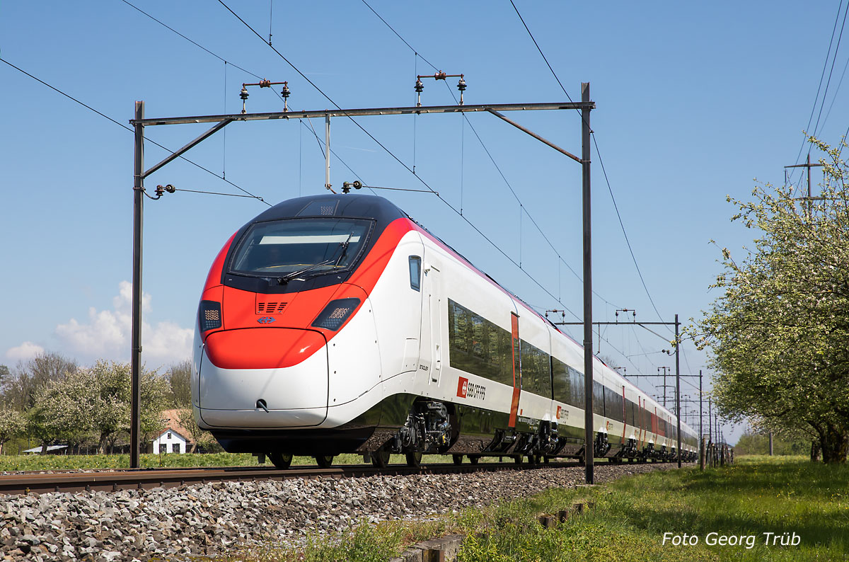 Erlkönig RABe 501 001 auf Testfahrt. Amriswil, 29. April 2017. 

Ich danke Georg Trüb herzlich für die Bereitstellung dieser wunderbaren Aufnahmen des neuesten Zugs für die SBB. Der Giruno wird künftig den EC-Verkehr über den Gotthard bedienen.